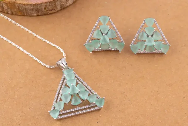 Natural Green Monalisa Triangle Necklace Set creative pic