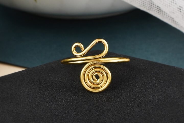 Adjustable spiral ring